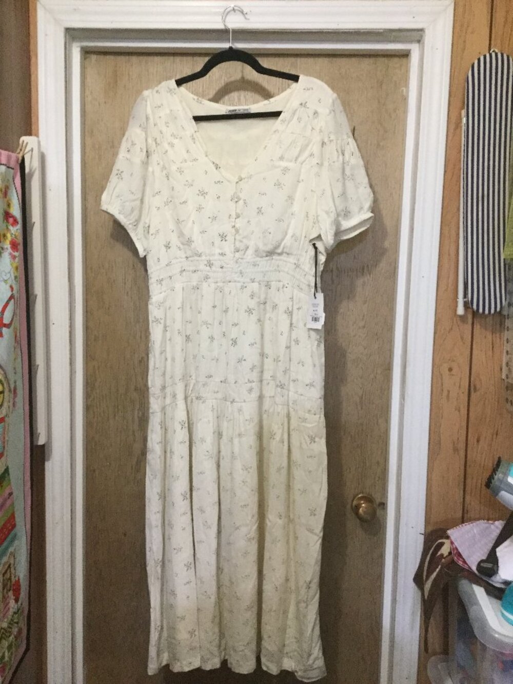 NWT Room 34  maxi dress delicate floral pattern cream  with florals size XL